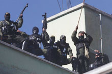 工资过低让玻利维亚警察武装罢工抗议